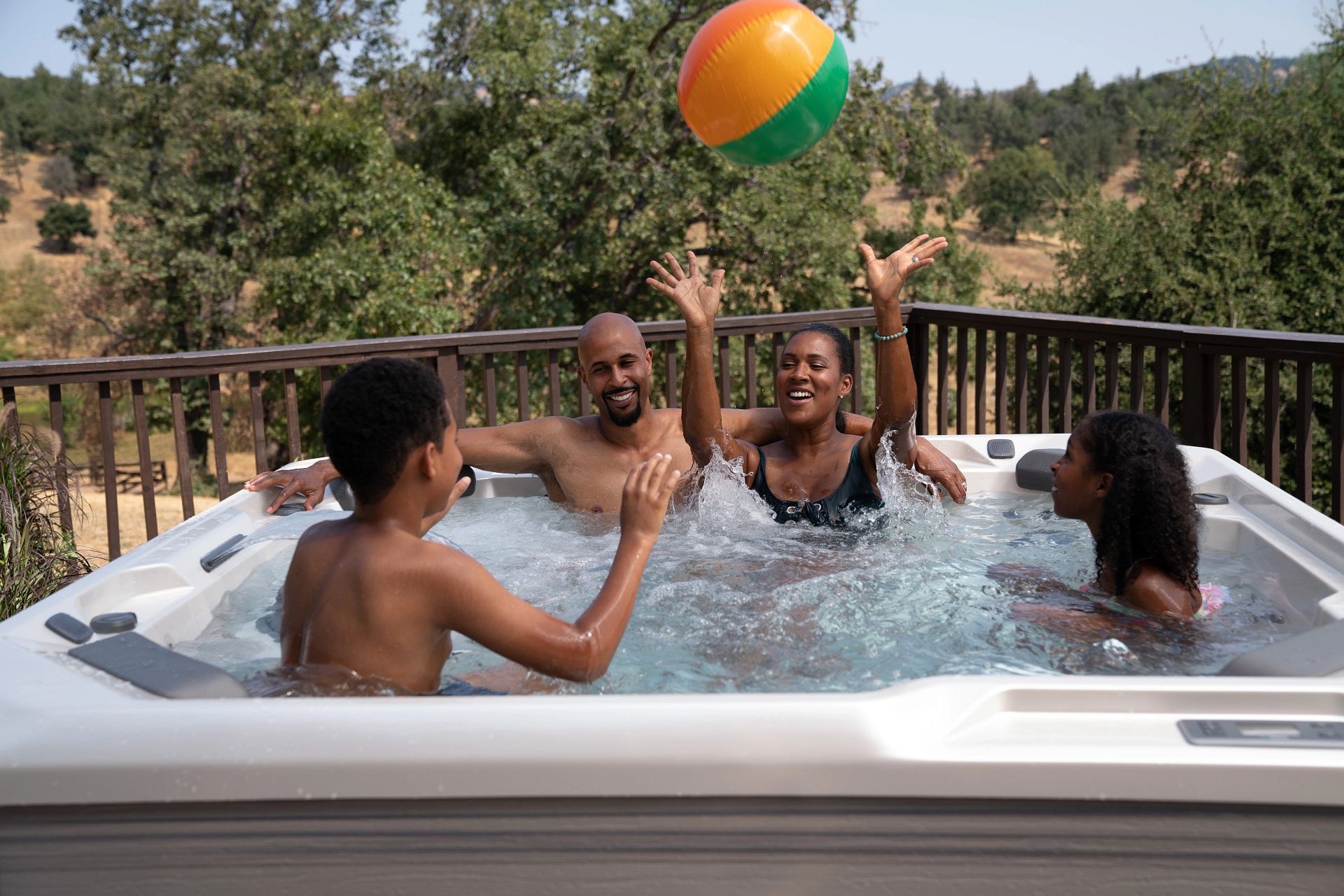 HotSpring_HotSpot_2020_Rhythm_Pearl_Almond_Lifestyle_Family_457